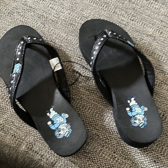 University of North Carolina Tar Heels flip-flops size 5/6 NEW TARHEELS - Picture 6 of 7